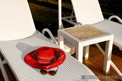 Вещи у бассейна