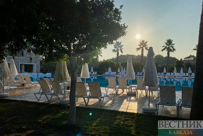 Лежаки у бассейна