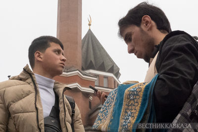 Праздничная молитва у Мемориальной мечети на Поклонной горе