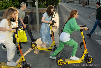 Девушки на электросамокатах