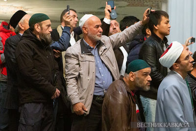 Верующие в мечети