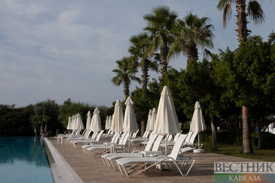 Лежаки у бассейна