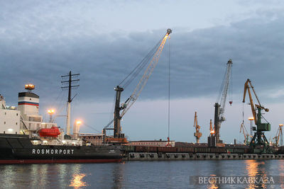 Грузовые краны в порту