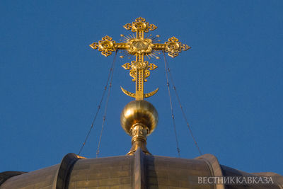 Крест на куполе храма