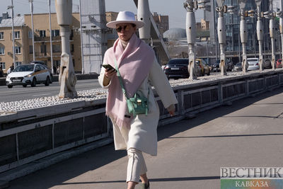 Прохожая на Крымском мосту