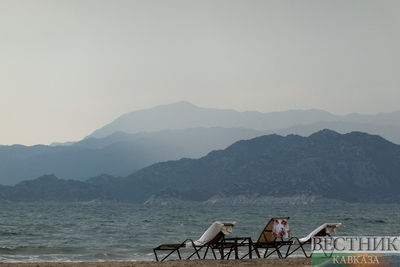 Лежаки на пляже