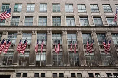 Здание на Манхэттене с флагами США