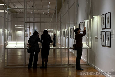 Посетители на выставке графики