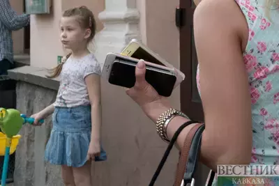 Сотовые телефоны в руке