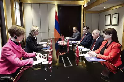 Кайса Оллонгрен и Никол Пашинян