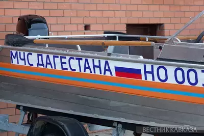 Лодка МЧС Дагестана