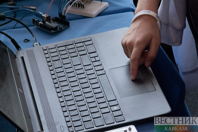 Руки на ноутбуке