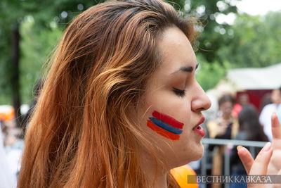 Девушка с нарисованным флагом Армении