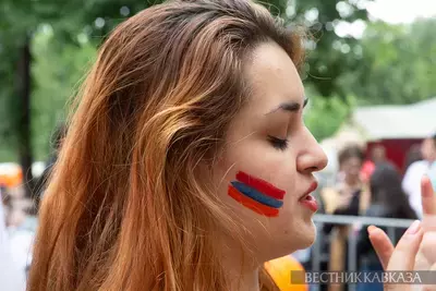 Девушка с нарисованным флагом Армении