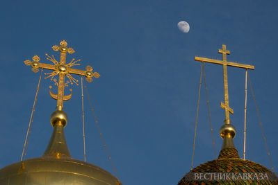 Луна на фоне храма