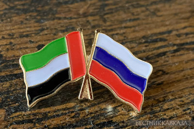 Значок с флагами ОАЭ и России