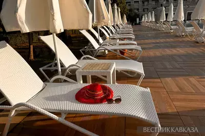 Вещи у бассейна