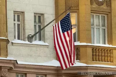 Флаг США на посольстве в Москве