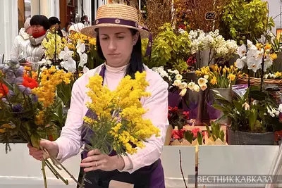 Продавщица цветов на 8 марта