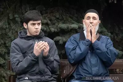 Праздничная молитва у Мемориальной мечети на Поклонной горе