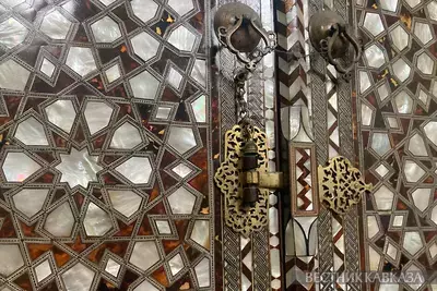 Восточные двери