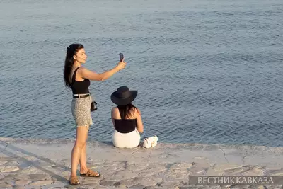 Отдыхающие люди у моря в Баку