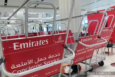 Тележка с рекламой Emirates