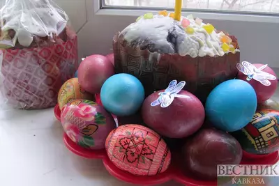 Кулич и крашенные яйца на пасху