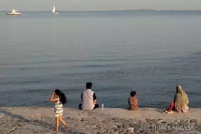 Отдыхающие люди у моря в Баку