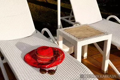 Вещи у бассейна