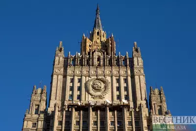Здание МИД в Москве в ясную погоду