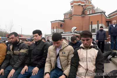 Праздничная молитва у Мемориальной мечети на Поклонной горе