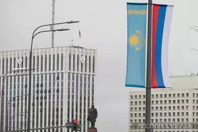 Флаги на улицах Москвы в преддверии госвизита президента Казахстана Токаева