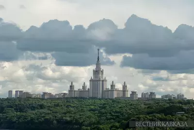 Вид на МГУ летом