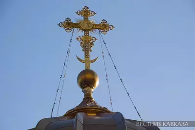 Крест на куполе храма