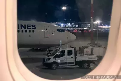 Вид из окна самолета в аэропорту