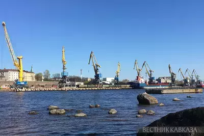 Грузовые краны в порту