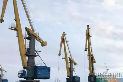 Грузовой кран в порту