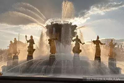 Фонтан Дружба народов на ВДНХ на закате