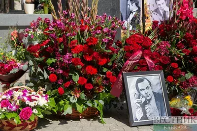 Цветы у памятника Муслима Магомаева