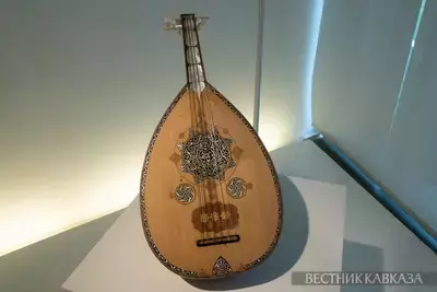 Выставка Шедевры Азербайджана в Центре Гейдара Алиева. Лютня