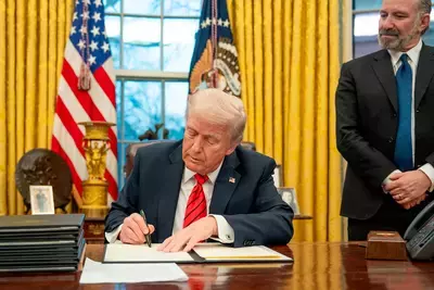 Трамп подписал закон об "адских" санкциях против России Трамп подписал закон об "адских" санкциях против России