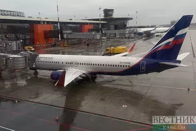 Самолет в аэропорту