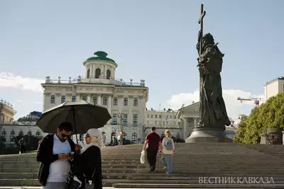 Туристы у памятника князю Владимиру