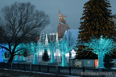 Новогодние украшения у Ростокинского акведука