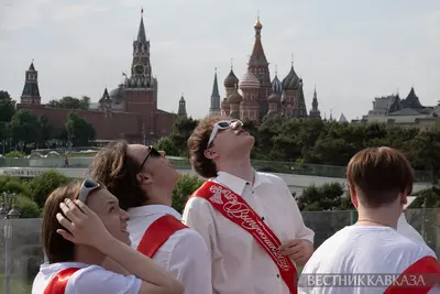 Выпускники школы после последнего звонка